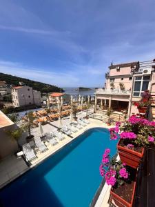 a view of a swimming pool with chairs and a building at El Mar Hotel in Bar