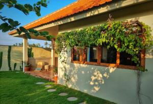 MungguにあるVilla Hideaway Seseh Beachの横に植物が多い家