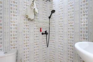 Ванна кімната в Capital O 93939 Oikodomeo
