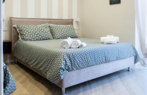 1 dormitorio con 1 cama con toallas en Cala Di Luna House, en Vietri