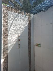 吉利阿尔SOLLA_Homestay的浴室里有玻璃门的淋浴间