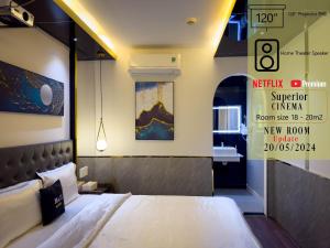 ein Hotelzimmer mit einem Bett und einem Schild an der Wand in der Unterkunft M&H Hotel in Ho-Chi-Minh-Stadt