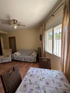 sala de estar con cama, mesa y sillas en Apartamento Casa Rafa en Navajas
