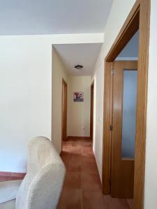 pasillo con sofá y puerta en Apartamento Casa Rafa, en Navajas