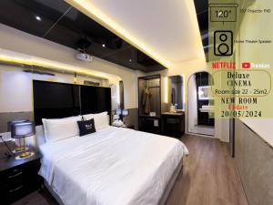 ein Schlafzimmer mit einem großen weißen Bett und einem Schild in der Unterkunft M&H Hotel in Ho-Chi-Minh-Stadt