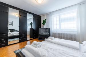 ein Schlafzimmer mit 2 Betten und einem TV. in der Unterkunft Retro Apartment in the city center. in Wien