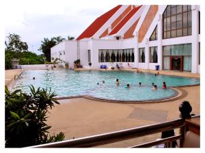 eine Gruppe von Personen in einem Schwimmbad in einem Gebäude in der Unterkunft Rimpao Hotel in Kalasin