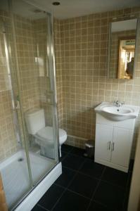 ein Badezimmer mit Toilette, Waschbecken und Dusche in der Unterkunft The Salty Mermaid Fisherman's Cottage, Whitstable in Kent + 19 Fotos