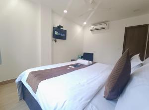 een slaapkamer met 2 bedden in een kamer bij Premium Hotel Deoli Khanpur in New Delhi