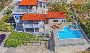 eine Luftansicht eines Hauses mit Pool in der Unterkunft Seaside Villa Lara - Pinienwald, beheizter Swimming pool in Poljica