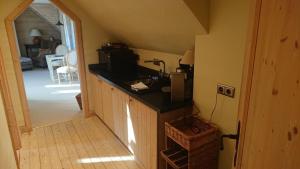 eine Küche mit einer Arbeitsplatte in einem Haus in der Unterkunft Alte Schäferei - Schäferstube in Lüdersburg