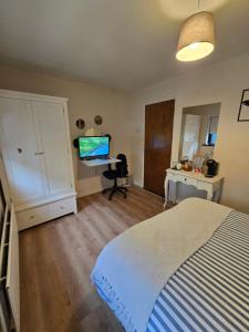 1 dormitorio con 1 cama y escritorio con ordenador en Prince's room, en Dublín