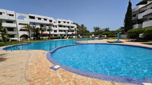 une grande piscine en face d'un bâtiment dans l'établissement Best Apartment La Cassia Beach & Golf Resort, Cabo Negro, à Cabo Negro