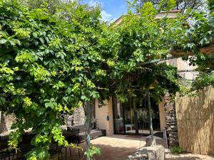 Сад в Maison Béatrice, mignonne, rénové avec terrasse et jardin, près de village +11 фото