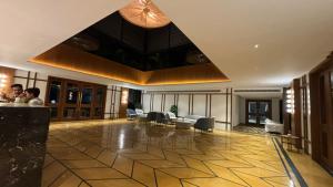 una hall di un edificio con un grande soffitto di Kananwas Resort, Kumbhalgarh a Kumbhalgarh Altre 73 foto