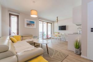 TV a/nebo společenská místnost v ubytování APARTAMENTY MIERZEJA - STEGNA PARK MEDIUM, 500 m od plaży, Bezpłatny Meleks