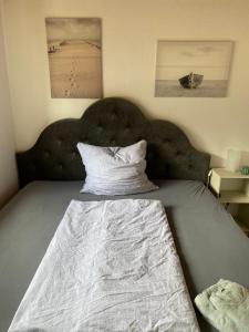 a bedroom with a bed with a headboard at Schöne Ferien- Monteurswohnung - ruhig und malerisch gelegen in Hofgeismar