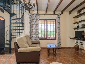salon z krzesłem i stołem w obiekcie Cubo's Finca Camino de Las Tinajas w mieście Alhaurín el Grande