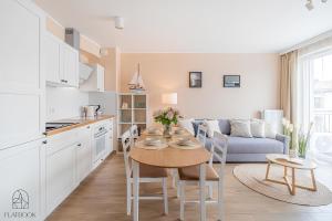Η κουζίνα ή μικρή κουζίνα στο Flatbook Apartamenty - Przystań Cztery Pory Roku Sztutowo z bilardem i parkingiem