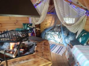 una stanza con un letto e un caminetto di Private Lakeside Retreat a Renac