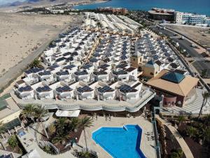 una vista aérea de un complejo con piscina en Hotel Esmeralda Maris by LIVVO, en Costa Calma