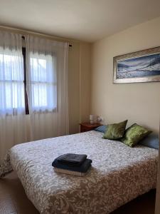 um quarto com uma cama grande e uma janela em Roxy House - Apartamento a pie de pistas de Espot em Espot
