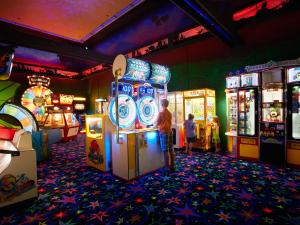 eine Gruppe von Leuten, die in einer Spielhalle Videospiele spielen in der Unterkunft Deerhurst Resort in Huntsville