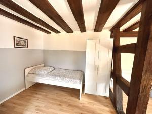 ein Schlafzimmer mit einem Bett und einer Holzdecke in der Unterkunft Monteurunterkunft Schwarzenbruck in Schwarzenbruck
