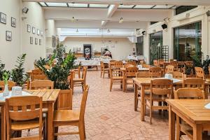 Reštaurácia alebo iné gastronomické zariadenie v ubytovaní Dom Pielgrzyma ARKA