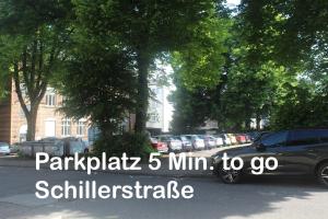 a car parked on the side of a street at Ruhiges, helles Altbauzimmer im Stadtzentrum in Schwelm