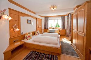 a bedroom with a large bed in a room at Hauser's Ferienhof in Hart im Zillertal