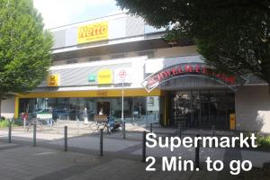 a store with a sign that reads supermarket min to go at Ruhiges, helles Altbauzimmer im Stadtzentrum in Schwelm