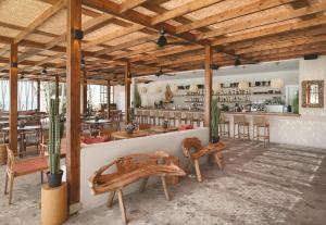 Um restaurante ou outro lugar para comer em The GrandResort - Limited Edition by Leonardo Hotels