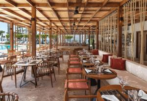 Um restaurante ou outro lugar para comer em The GrandResort - Limited Edition by Leonardo Hotels