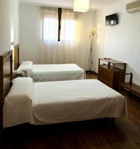 Łóżko lub łóżka w pokoju w obiekcie Hotel Restaurante Dama de Baza