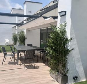 un patio con tavolo, sedie e piante di Alojamientos Universitarios Hipatia a Terrassa