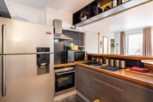 eine große Küche mit einem Kühlschrank aus Edelstahl in der Unterkunft GuestReady - Magic View Montparnasse Big Terrace in Paris