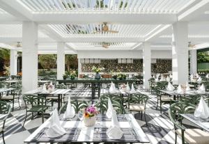 Um restaurante ou outro lugar para comer em The GrandResort - Limited Edition by Leonardo Hotels