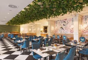Um restaurante ou outro lugar para comer em The GrandResort - Limited Edition by Leonardo Hotels