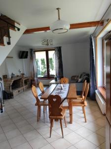 - une salle à manger avec une table et des chaises dans l'établissement Apartament u Micka Poronin 5 km od Zakopanego, à Poronin