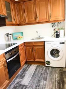 a kitchen with a washing machine and a sink at Amplio piso a 10 min de Salamanca by beBalmy in Santa Marta de Tormes