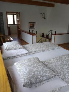 - un groupe de trois lits dans une chambre dans l'établissement Apartament u Micka Poronin 5 km od Zakopanego, à Poronin