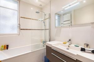 La salle de bains est pourvue d'un lavabo et d'une douche. dans l'établissement GuestReady - Boulogne near Roland-Garros, à Boulogne-Billancourt