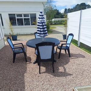a table and chairs with a party hat on top at Mobil-home dans camping calme in Pénestin