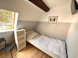 ein kleines Schlafzimmer mit einem Bett und einem Fenster in der Unterkunft Monteurunterkunft Schwarzenbruck in Schwarzenbruck
