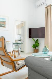 un soggiorno con divano e tavolo di Apartamento Playa de Regla con terraza 1 a Chipiona