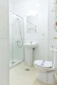 a bathroom with a toilet and a sink and a shower at Apartamento Playa de Regla con terraza 1 in Chipiona