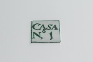 a sign that reads casa no on a white wall at Apartamento Playa de Regla con terraza 1 in Chipiona