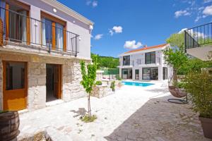 een afbeelding van een villa met zwembad bij Villa Sokol with tennis court, heating pool, gym and sauna in Sokoli