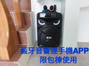 ein DVD-Player auf dem Boden neben einer Tür in der Unterkunft 木Box田妍山色 in Jiaoxi